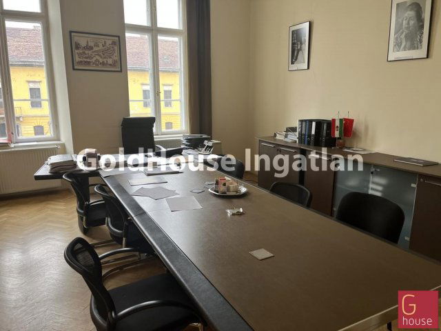 Kiadó iroda, Budapesten, I. kerületben, Dísz téren 600 E Ft / hó