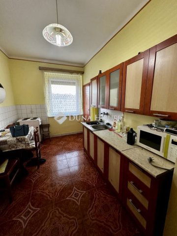 Eladó téglalakás, Komlón, Vörösmarty Mihály utcában 12.7 M Ft