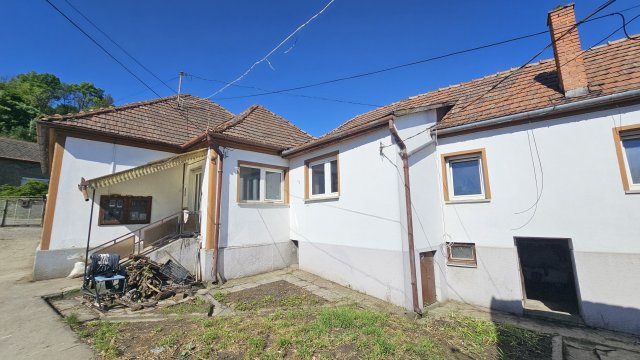 Kiadó családi ház, albérlet, Komlón 300 E Ft / hó, 4+1 szobás