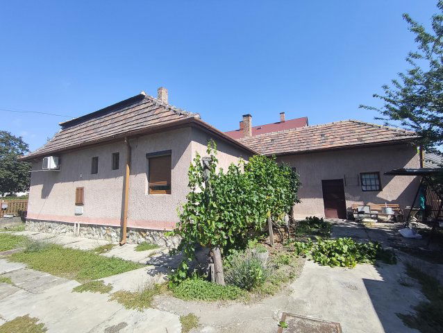Eladó családi ház, Komáromban 69.99 M Ft, 3 szobás