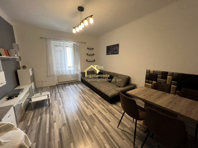 Eladó téglalakás, Győrött 50 M Ft, 2 szobás