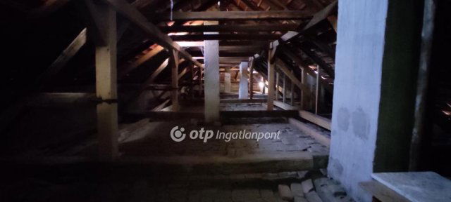 Eladó téglalakás, Vácon 21.9 M Ft, 1 szobás