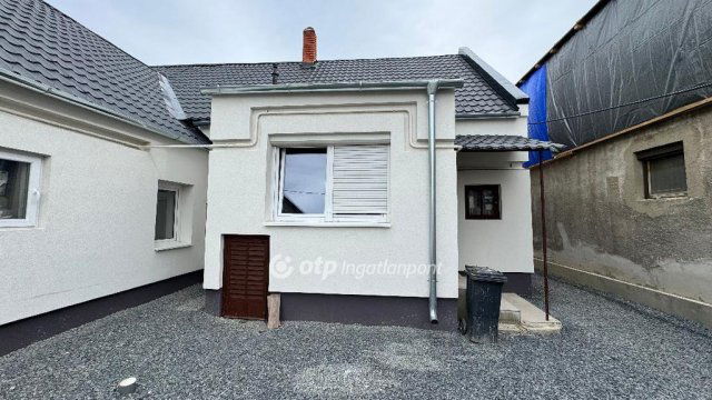 Eladó téglalakás, Pápán 56.9 M Ft, 3 szobás