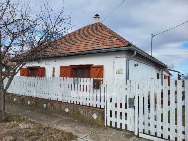Eladó családi ház, Tóalmáson 31.9 M Ft, 2 szobás