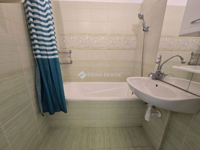 Eladó panellakás, Pécsett 48.9 M Ft, 3 szobás