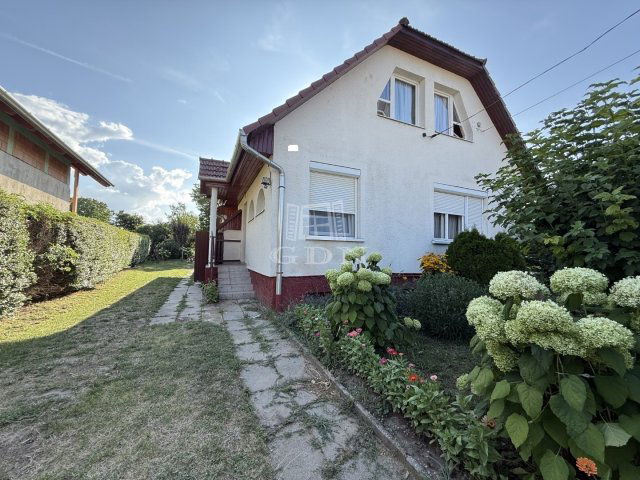 Eladó családi ház, Székesfehérvárott 76.2 M Ft, 3+1 szobás