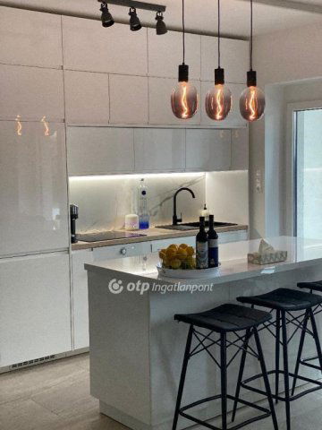 Eladó téglalakás, Újhartyánon 94 M Ft, 3 szobás