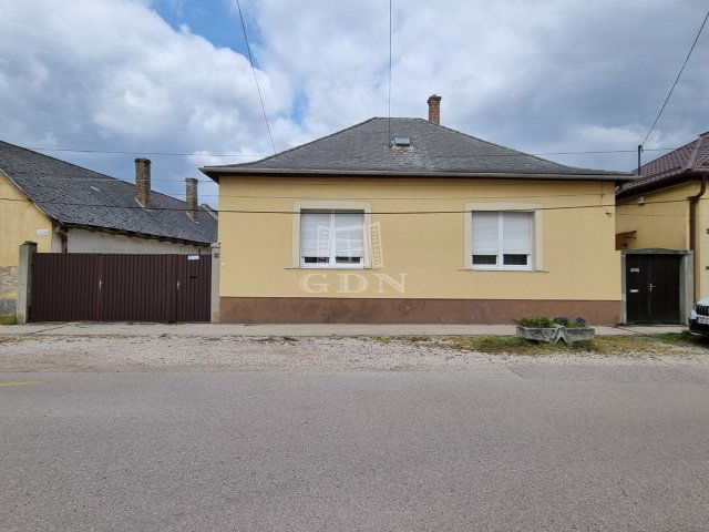 Eladó családi ház, Székesfehérvárott 75 M Ft, 4 szobás