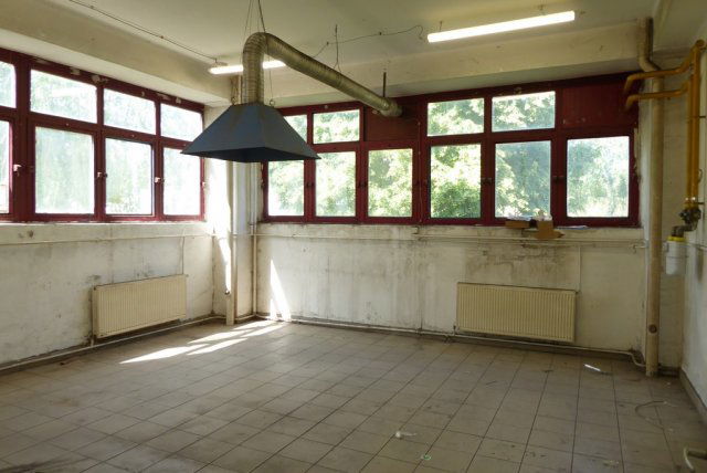 Kiadó ipari ingatlan, Pécsett 1680 E Ft / hó