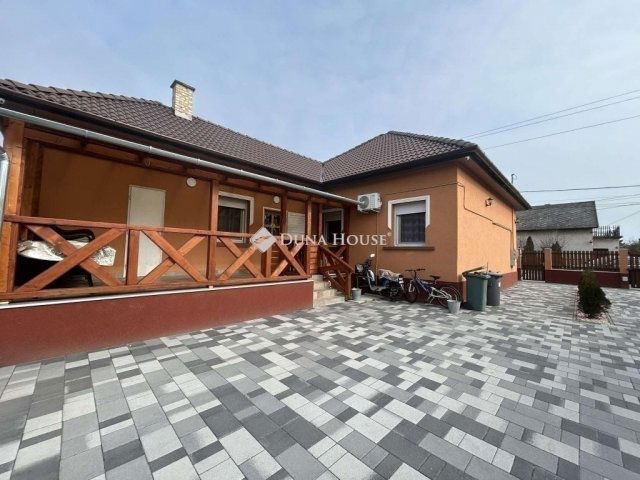 Eladó családi ház, Vecsésen 89.9 M Ft, 3 szobás