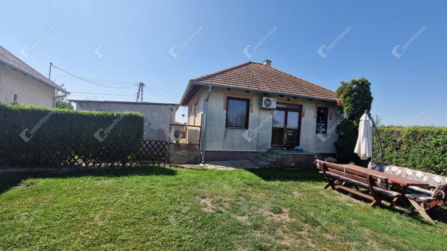 Eladó családi ház, Komáromban 45 M Ft, 3 szobás