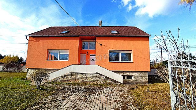 Eladó családi ház, Öttevényen 98.8 M Ft, 8 szobás