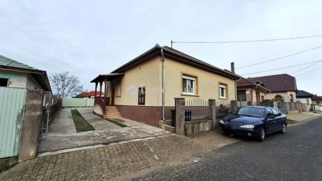 Eladó családi ház, Dabason 64.9 M Ft, 3 szobás