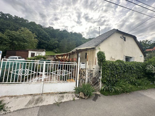 Eladó családi ház, Pécsett 8 M Ft, 2 szobás