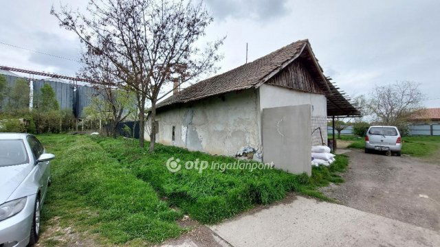 Eladó családi ház, Kisújszálláson 10.5 M Ft, 1 szobás