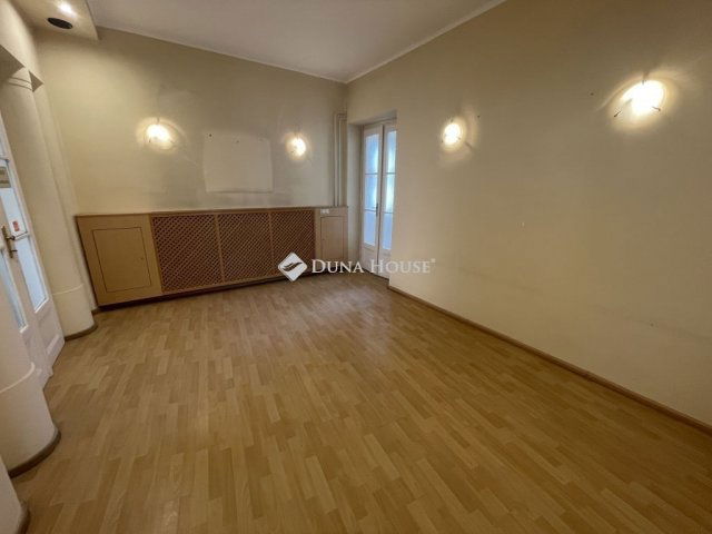 Eladó téglalakás, Győrött 99.9 M Ft, 5 szobás