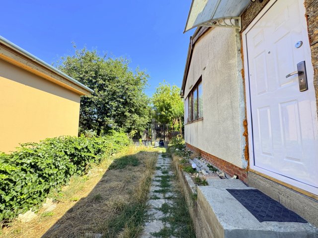 Eladó nyaraló, Vácon, Tavirózsa utcában 31.99 M Ft, 3 szobás