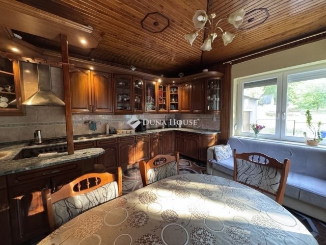 Eladó családi ház, Pécsett 84.99 M Ft, 4 szobás