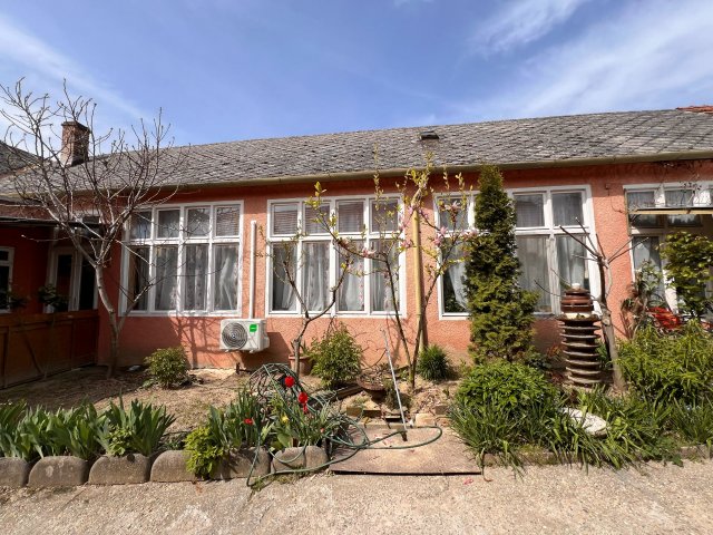 Eladó családi ház, Siklóson 49 M Ft, 6 szobás