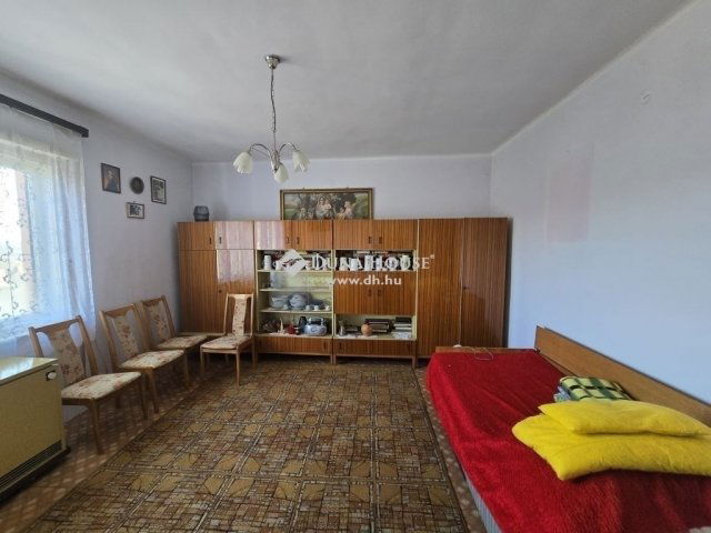 Eladó családi ház, Pécsett 26.9 M Ft, 3 szobás