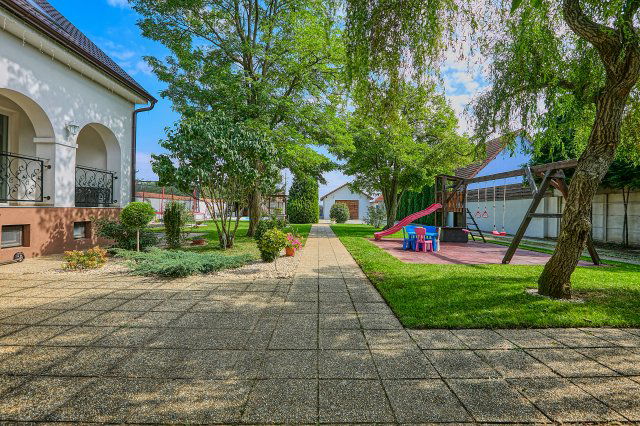 Eladó családi ház, Fertőszéplakon 339 M Ft, 6 szobás