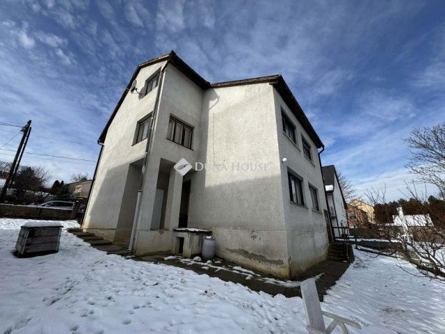 Eladó családi ház, Pécsett 79.9 M Ft, 9 szobás