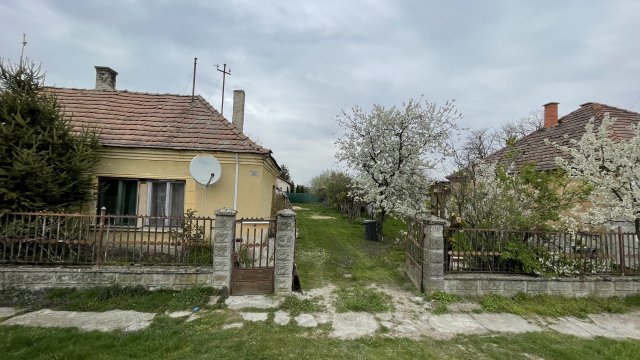 Eladó családi ház, Győrzámolyon 30 M Ft, 2 szobás