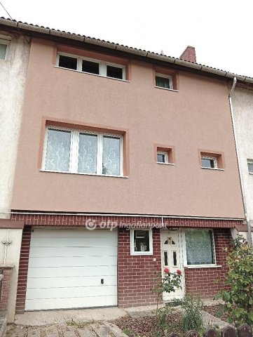 Eladó sorház, Ajkán 65 M Ft, 4 szobás / költözzbe.hu