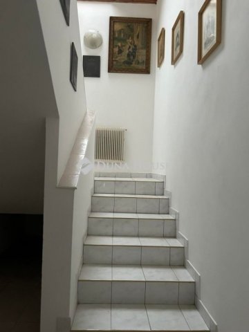 Eladó családi ház, Vecsésen 145 M Ft, 9 szobás