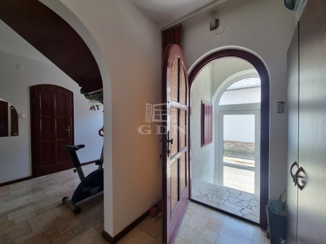 Eladó családi ház, Székesfehérvárott 165 M Ft, 7+1 szobás