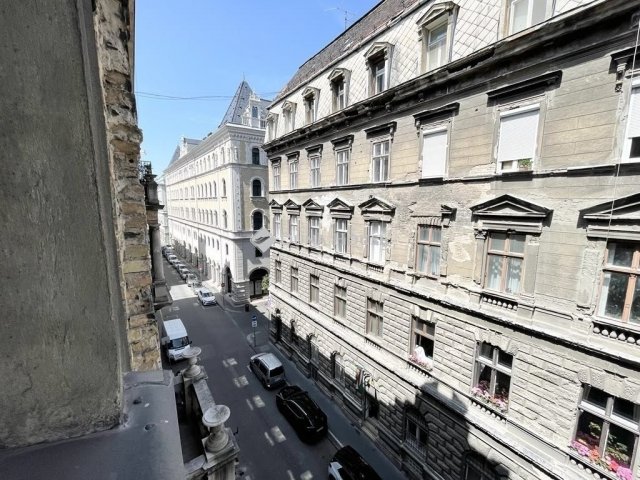 Eladó téglalakás, Budapesten, VI. kerületben 99.9 M Ft, 2 szobás