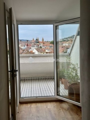 Eladó téglalakás, Pécsett 84.9 M Ft, 5 szobás