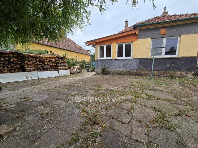 Eladó családi ház, Pápán 36.9 M Ft, 2+1 szobás