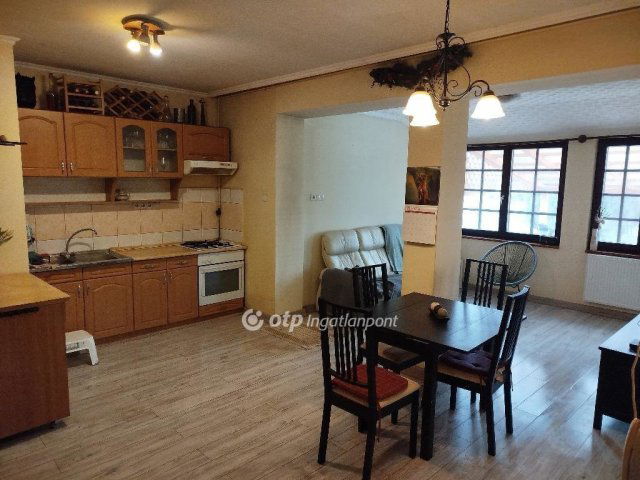 Eladó családi ház, Pápán 48.5 M Ft, 2+1 szobás