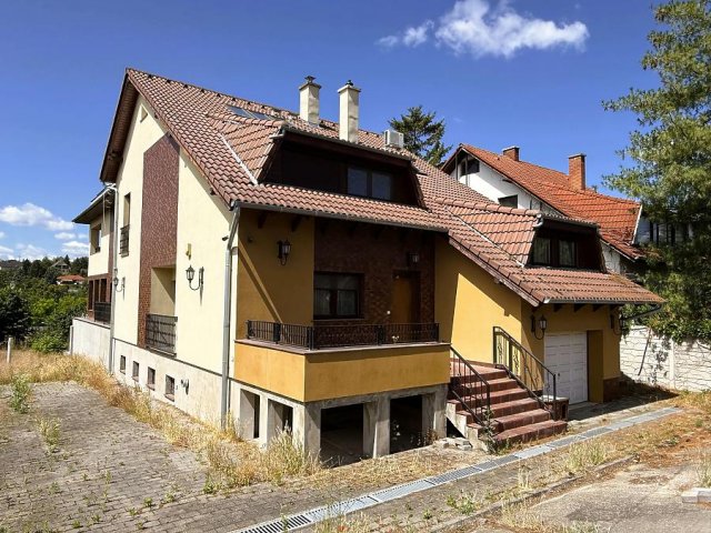 Eladó családi ház, Szentendrén 224.9 M Ft, 9 szobás