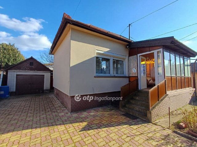Eladó családi ház, Százhalombattán 79.5 M Ft, 2 szobás