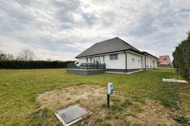 Eladó családi ház, Pécsett 235 M Ft, 5 szobás