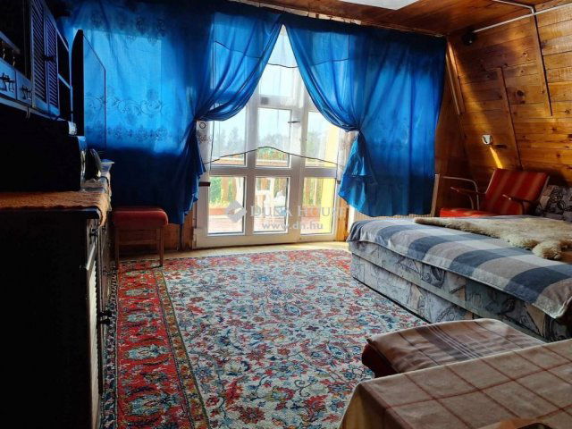 Eladó nyaraló, Neszmélyen 25 M Ft, 3 szobás