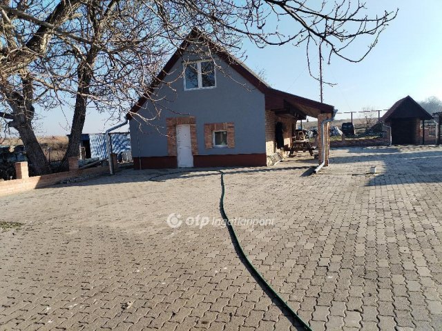 Eladó családi ház, Dunaújvárosban 90 M Ft, 2 szobás