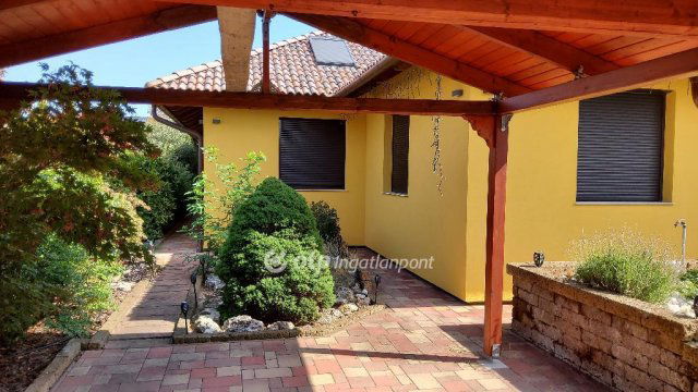 Eladó családi ház, Vecsésen 299 M Ft, 3+1 szobás