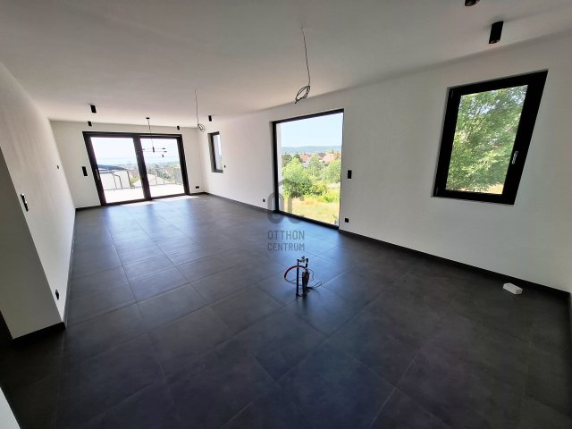 Eladó téglalakás, Balatonalmádiban 157 M Ft, 3 szobás