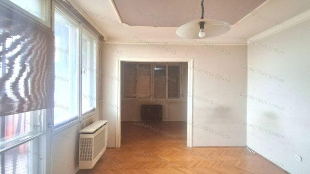 Eladó panellakás, Szolnokon 26.8 M Ft, 2+1 szobás