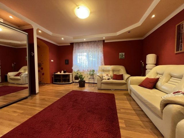 Eladó családi ház, Pétfürdőn 84.9 M Ft, 4+2 szobás