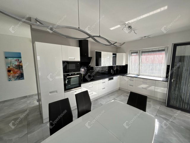 Eladó családi ház, Győrzámolyon 220 M Ft, 4 szobás