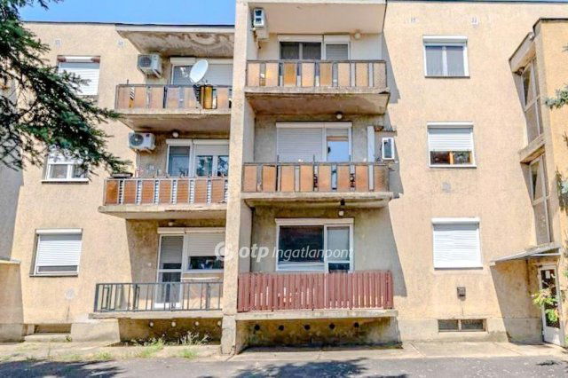 Eladó panellakás, Bábolnán 43.9 M Ft, 3 szobás