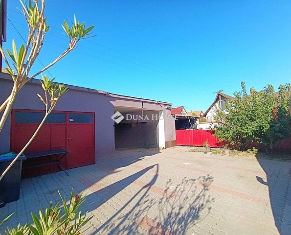 Eladó családi ház, Mohácson 99 M Ft, 4 szobás