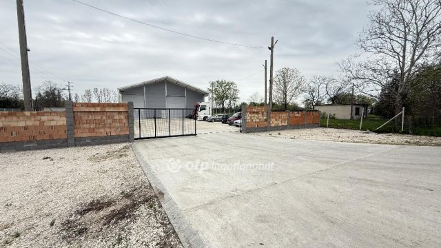 Eladó ipari ingatlan, Tiszakécskén 200 M Ft