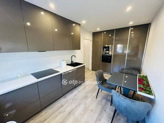 Eladó panellakás, Debrecenben 79 M Ft, 1+2 szobás