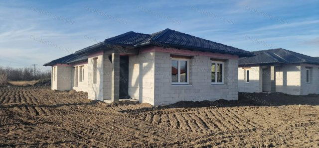 Eladó téglalakás, Cegléden 60 M Ft, 3 szobás