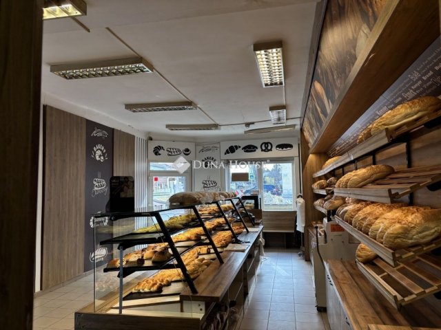 Eladó üzlethelyiség, Esztergomban 69.5 M Ft